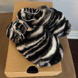 Kids uggs slippers size 11c